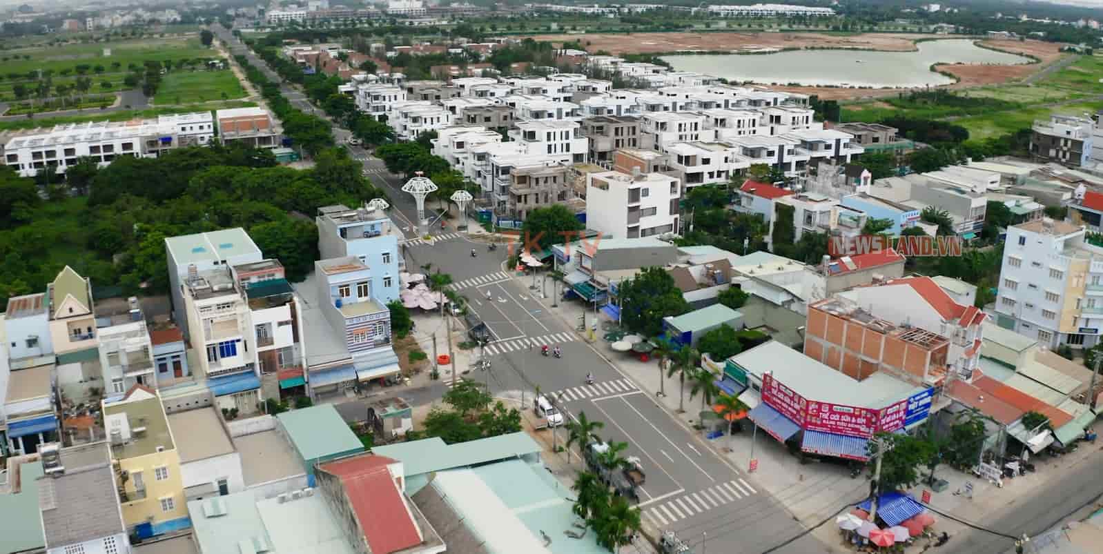 Cổng chính đi vào dự án