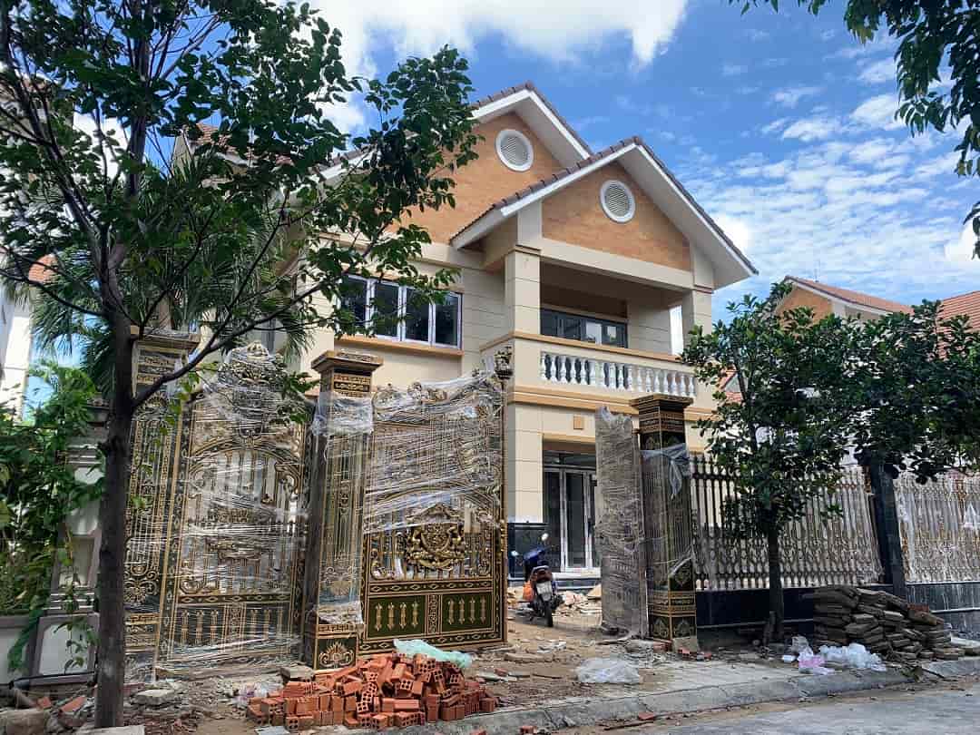 Biệt thự đang tu sửa lại cửa chính