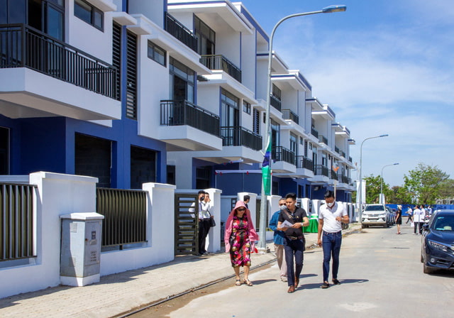 Các chủ nhân đến nhận nhà