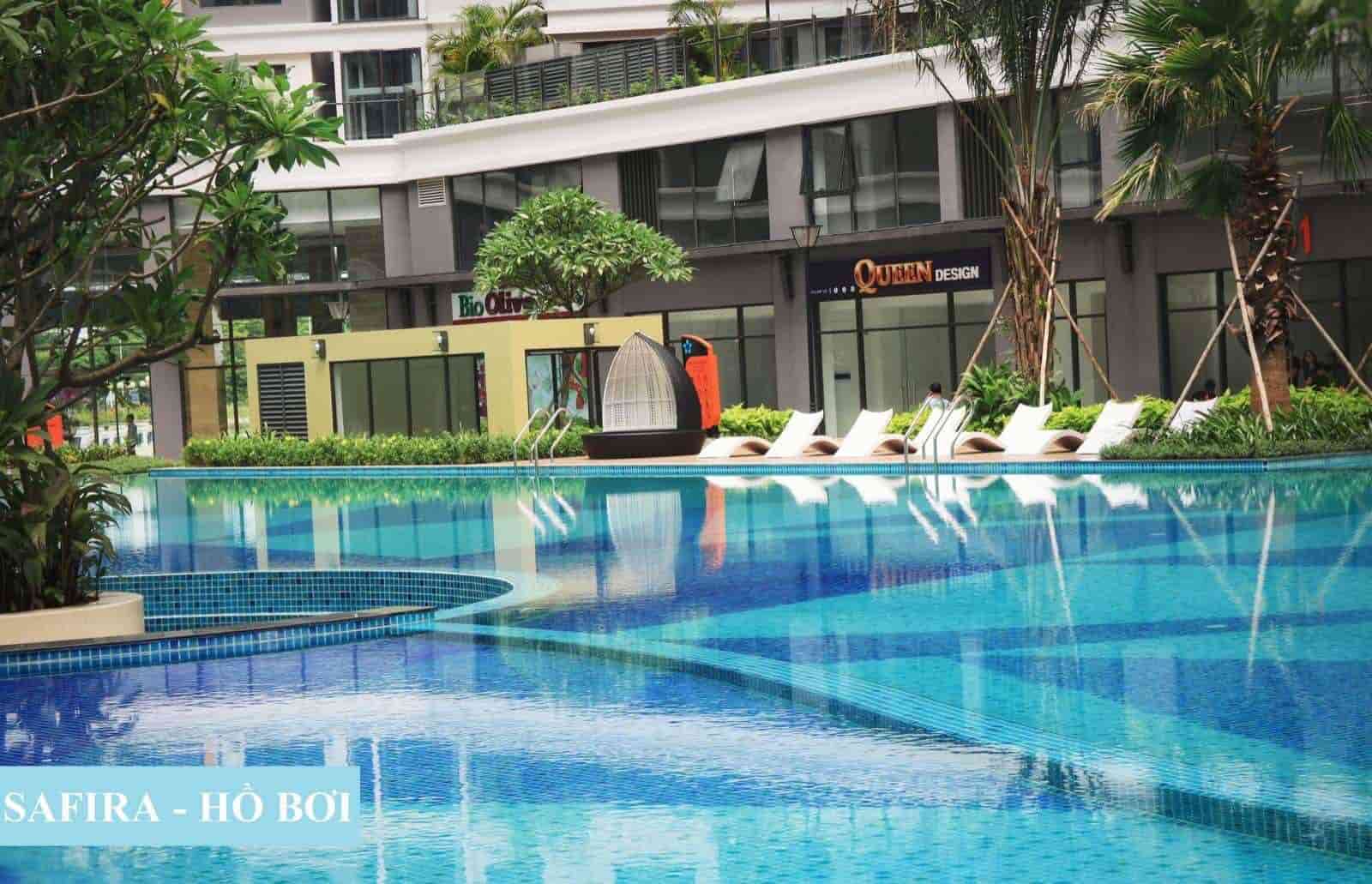 Hồ bơi rộng 1000m2 nằm ngay khu công viên trung tâm tạo nên cảnh quan xanh mát.