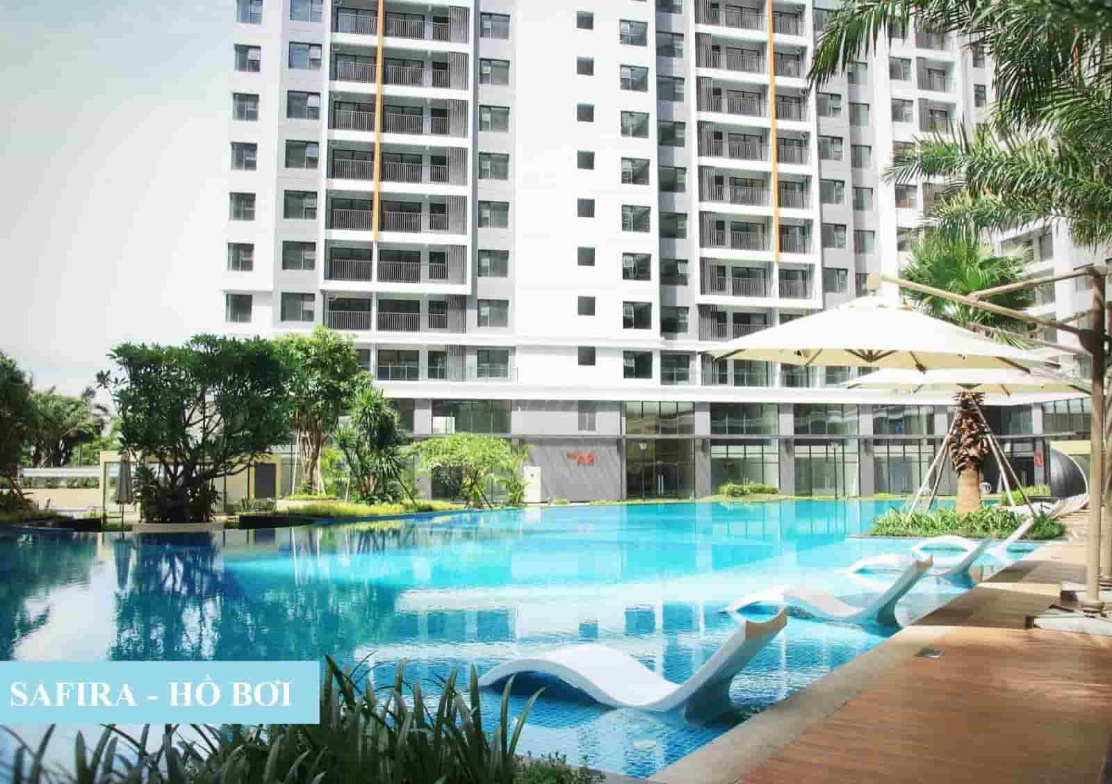 Hồ bơi rộng 1000m2 nằm ngay khu công viên trung tâm tạo nên cảnh quan xanh mát.